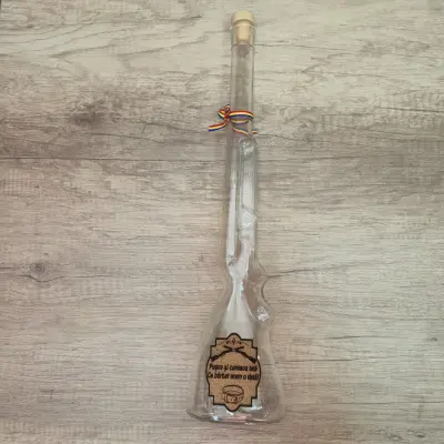 Sticla forma pusca, pusca si cureaua lata,